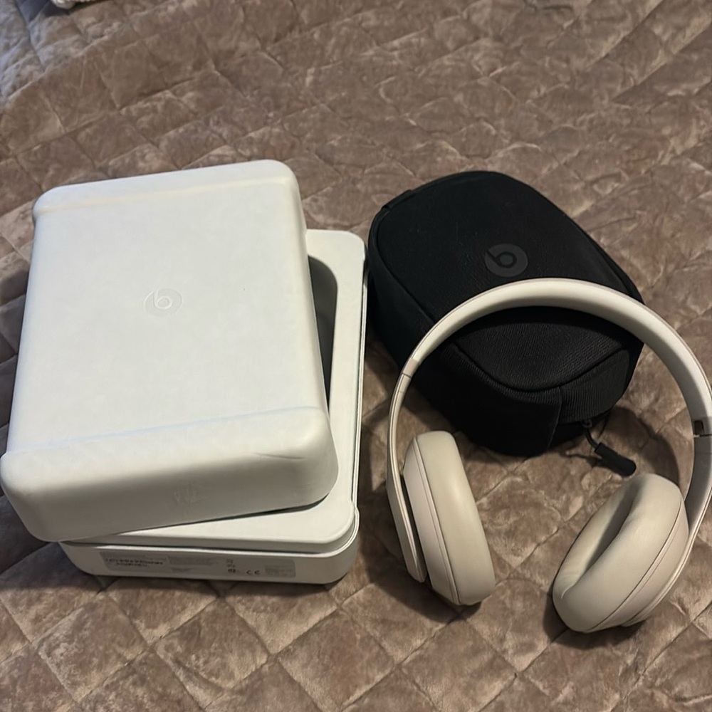 Beats Studio Pro Sandstone
